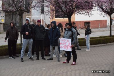 След смъртта на арестант и задържане на полицаи: Протест и контрапротест пред съда в Казанлък