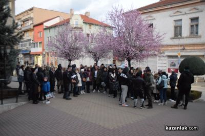 След смъртта на арестант и задържане на полицаи: Протест и контрапротест пред съда в Казанлък