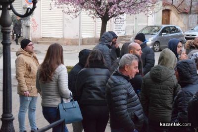 След смъртта на арестант и задържане на полицаи: Протест и контрапротест пред съда в Казанлък