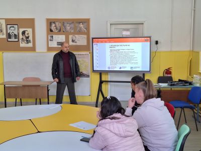 Дванайсетокласници от ПХГ „Св. Св. Кирил и Методий“ участваха в лекция на тема „Моето първо работно място“ 