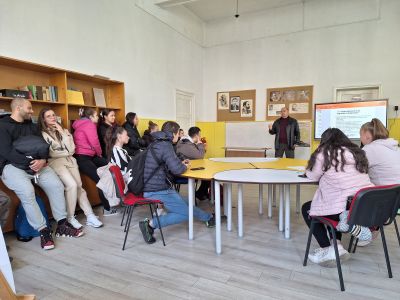 Дванайсетокласници от ПХГ „Св. Св. Кирил и Методий“ участваха в лекция на тема „Моето първо работно място“ 