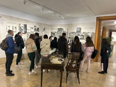 Интересни факти за живота на Чудомир научиха десетокласниците от ПХГ „Св. Св. Кирил и Методий“ по време на открит урок в музея