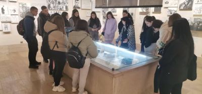 Интересни факти за живота на Чудомир научиха десетокласниците от ПХГ „Св. Св. Кирил и Методий“ по време на открит урок в музея