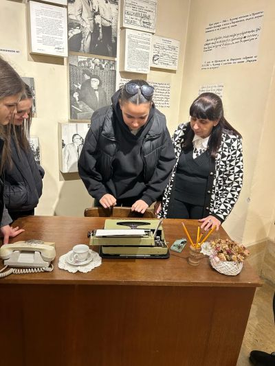 Интересни факти за живота на Чудомир научиха десетокласниците от ПХГ „Св. Св. Кирил и Методий“ по време на открит урок в музея