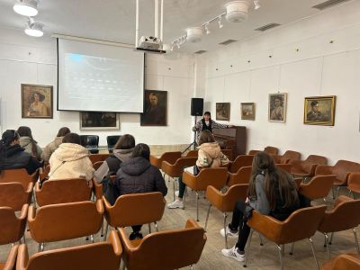 Интересни факти за живота на Чудомир научиха десетокласниците от ПХГ „Св. Св. Кирил и Методий“ по време на открит урок в музея