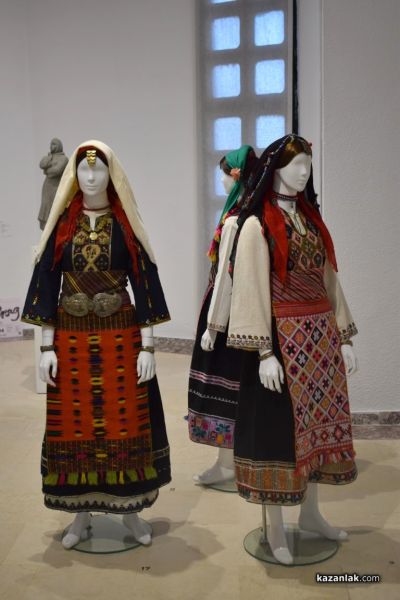 Изложба на редки и автентични носии от цялата страна откриха в Галерията на Казанлък