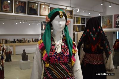 Изложба на редки и автентични носии от цялата страна откриха в Галерията на Казанлък