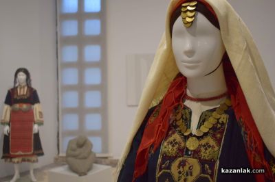 Изложба на редки и автентични носии от цялата страна откриха в Галерията на Казанлък