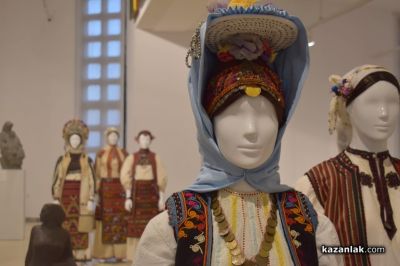 Изложба на редки и автентични носии от цялата страна откриха в Галерията на Казанлък