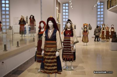 Изложба на редки и автентични носии от цялата страна откриха в Галерията на Казанлък