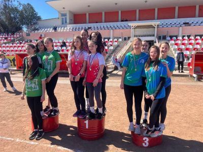 Момичета от ОУ “Мати Болгария“ завоюваха шампионската титла в Общинското първенство по лека атлетика