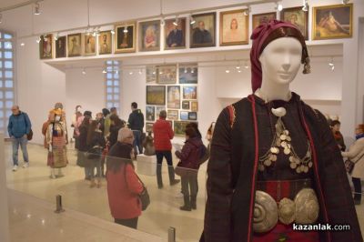 Изложба на редки и автентични носии от цялата страна откриха в Галерията на Казанлък