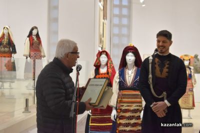 Изложба на редки и автентични носии от цялата страна откриха в Галерията на Казанлък