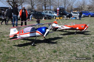 Авиомоделисти откриха новия сезон край Казанлък 