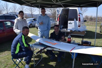 Авиомоделисти откриха новия сезон край Казанлък 
