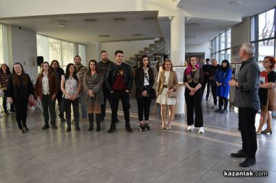 Учениците на Йонко Русев пресъздадоха стихове във фотографии