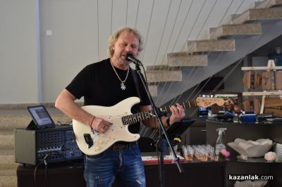 Учениците на Йонко Русев пресъздадоха стихове във фотографии