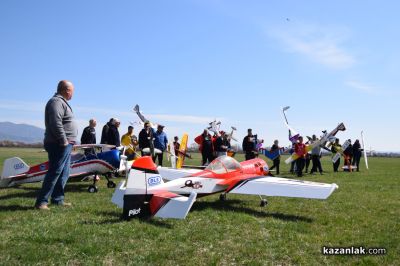 Авиомоделисти откриха новия сезон край Казанлък 