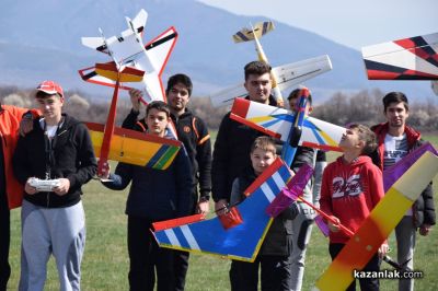 Авиомоделисти откриха новия сезон край Казанлък 