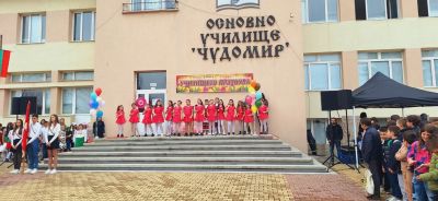 ОУ „Чудомир“ празнува 135 години от рождението на Димитър Чорбаджийски - Чудомир