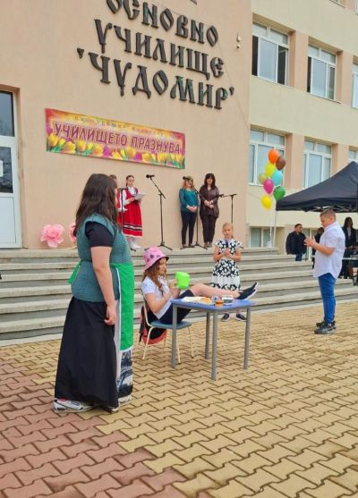 ОУ „Чудомир“ празнува 135 години от рождението на Димитър Чорбаджийски - Чудомир