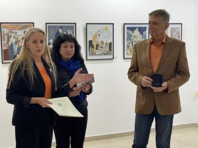 Колекционерът Илиян Дончев представи в изложба уникални творения на Теню Пинидарев