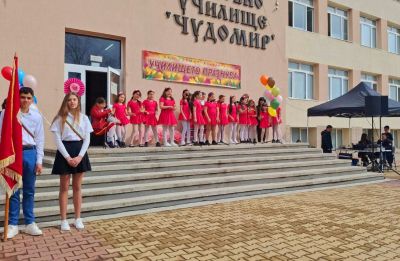 ОУ „Чудомир“ празнува 135 години от рождението на Димитър Чорбаджийски - Чудомир