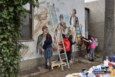 Чудомировите герои оживяха в стенопис, дело на казанлъшките художници