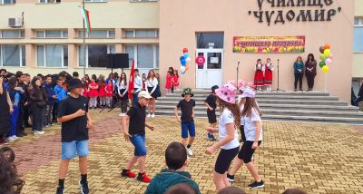 ОУ „Чудомир“ празнува 135 години от рождението на Димитър Чорбаджийски - Чудомир