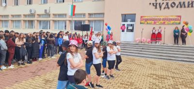 ОУ „Чудомир“ празнува 135 години от рождението на Димитър Чорбаджийски - Чудомир