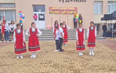 ОУ „Чудомир“ празнува 135 години от рождението на Димитър Чорбаджийски - Чудомир