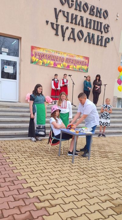 ОУ „Чудомир“ празнува 135 години от рождението на Димитър Чорбаджийски - Чудомир