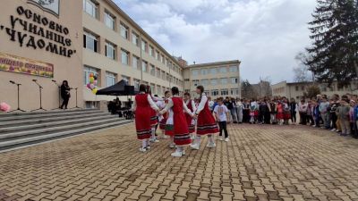 ОУ „Чудомир“ празнува 135 години от рождението на Димитър Чорбаджийски - Чудомир