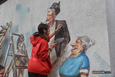Чудомировите герои оживяха в стенопис, дело на казанлъшките художници