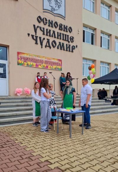 ОУ „Чудомир“ празнува 135 години от рождението на Димитър Чорбаджийски - Чудомир