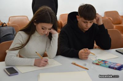 „Изкуствен интелект” бе темата на Осмото издание на „Училище за карикатура“ в Казанлък 