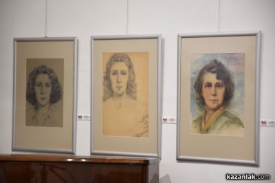 Чудомирови празници 2025 посветиха изложба на Мара Чорбаджийска с нейни автопортрети