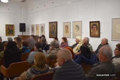 Чудомирови празници 2025 посветиха изложба на Мара Чорбаджийска с нейни автопортрети