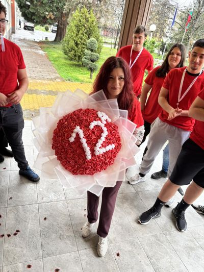 Красива покана за бала отправиха абитуриентите от 12 а клас на ПГЛПТ към своята класна