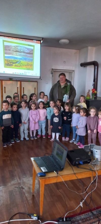 Горски служители и доброволци обединиха усилия в залесителна акция край град Шипка