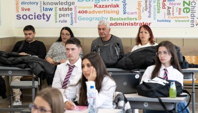 Бинарен урок на тема „Модели на електронната търговия и нейното приложение в дигиталния свят“ се проведе в ПГЛПТ