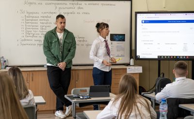 Бинарен урок на тема „Модели на електронната търговия и нейното приложение в дигиталния свят“ се проведе в ПГЛПТ