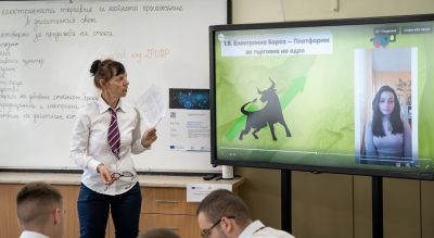 Бинарен урок на тема „Модели на електронната търговия и нейното приложение в дигиталния свят“ се проведе в ПГЛПТ