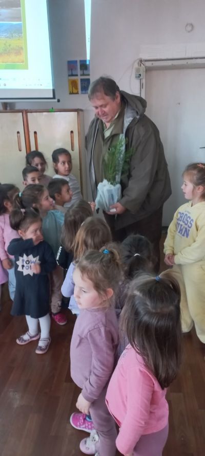 Горски служители и доброволци обединиха усилия в залесителна акция край град Шипка