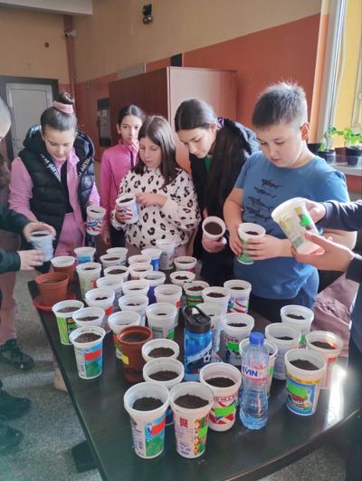 ОУ „Георги Кирков“ успешно изпълни дейностите по своя проект „Моето любимо зелено екокътче“