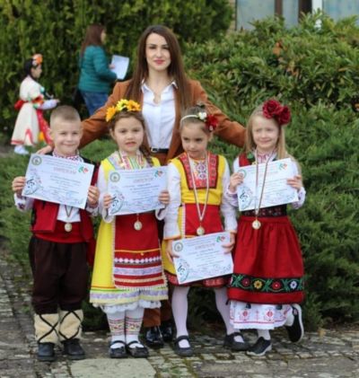 Казанлъшката вокална група “Пеещи звънчета“ се завърна с куп награди от Котел