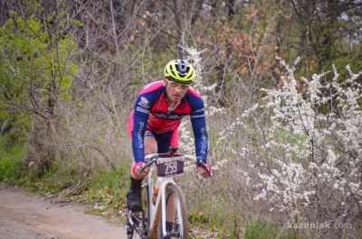 Участници от цяла България се включиха в спортната надпревара по колоездене и бягане за купа „Община Казанлък“