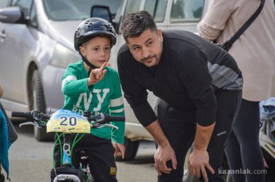 Участници от цяла България се включиха в спортната надпревара по колоездене и бягане за купа „Община Казанлък“