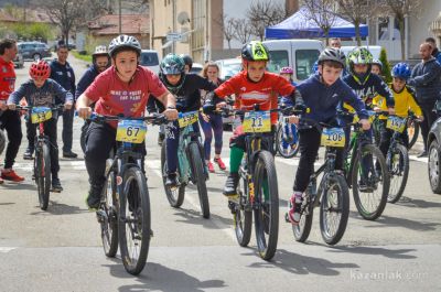 Участници от цяла България се включиха в спортната надпревара по колоездене и бягане за купа „Община Казанлък“