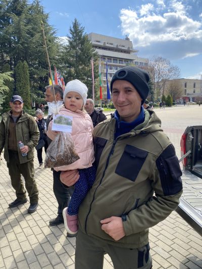 Държавното горско стопанство зарадва жителите на Казанлък с 800 фиданки 